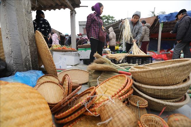 Những sản phẩm mây, tre đan được bày bán tại chợ Vé. Ảnh: Minh Quyết - TTXVN