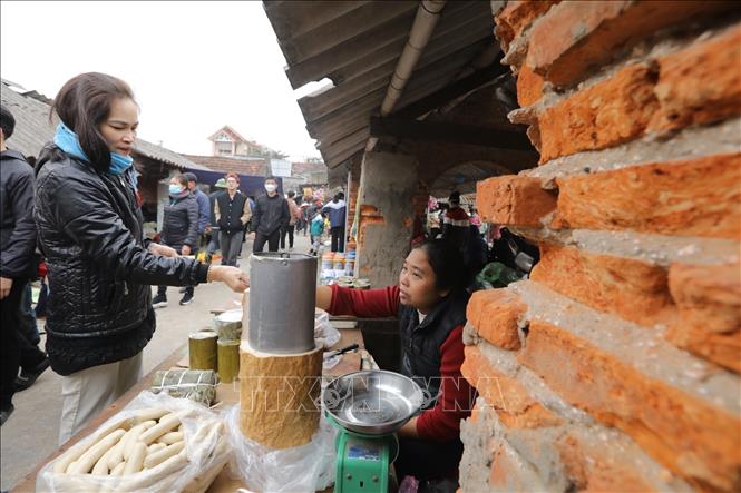 Đây là một trong số ít các chợ còn giữ được nét nguyên sơ của chợ làng quê Việt Nam. Ảnh: Minh Quyết - TTXVN