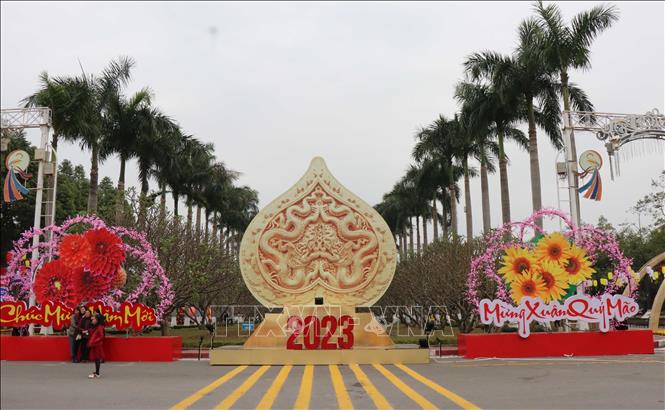 Đường hoa Lý Thái Tổ được trang trí đẹp mang mùa Xuân ấm áp đến với mọi người. Ảnh: Thanh Thương- TTXVN