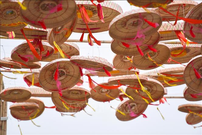Những chiếc nón quai thao biểu tượng của Quan họ Bắc Ninh được trang trí trên Đường hoa Lý Thái Tổ. Ảnh: Thanh Thương- TTXVN
