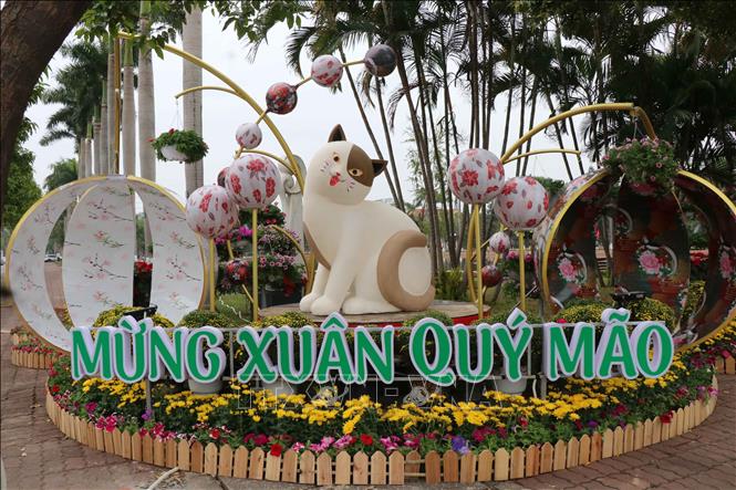 Đường hoa Lý Thái Tổ được trang trí đẹp mang mùa Xuân ấm áp đến với mọi người. Ảnh: Thanh Thương- TTXVN