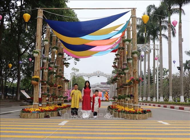 Đường hoa Lý Thái Tổ được trang trí đẹp mang mùa Xuân ấm áp đến với mọi người. Ảnh: Thanh Thương- TTXVN