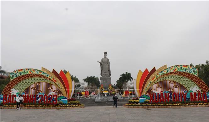 Tượng đài Lý Thái Tổ được trang trí đẹp mắt chào đón Xuân Quý Mão 2023. Ảnh: Thanh Thương- TTXVN