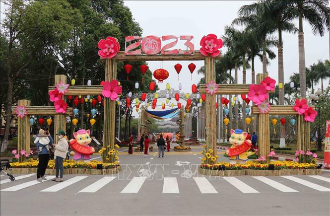 Đường hoa Lý Thái Tổ được trang trí đẹp mang mùa Xuân ấm áp đến với mọi người. Ảnh: Thanh Thương- TTXVN