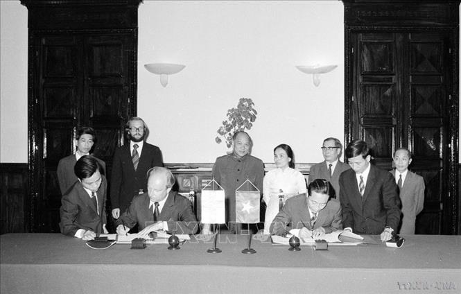 Thứ trưởng Bộ Ngoại giao Phan Hiền và Đại sứ Phần Lan tại Việt Nam Unto Kalervo Tanskanen ký hiệp định tài chính Việt Nam – Phần Lan (12/1975). Ảnh: Kim Hùng – TTXVN