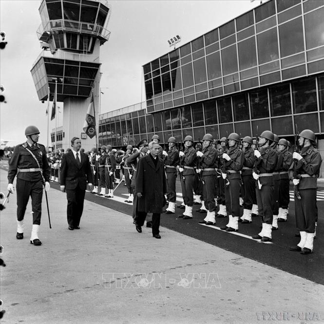 Thủ tướng Phạm Văn Đồng và Thủ tướng Phần Lan Kalevi Sorsa duyệt đội danh dự trong chuyến thăm Phần Lan (1977). Ảnh: TTXVN