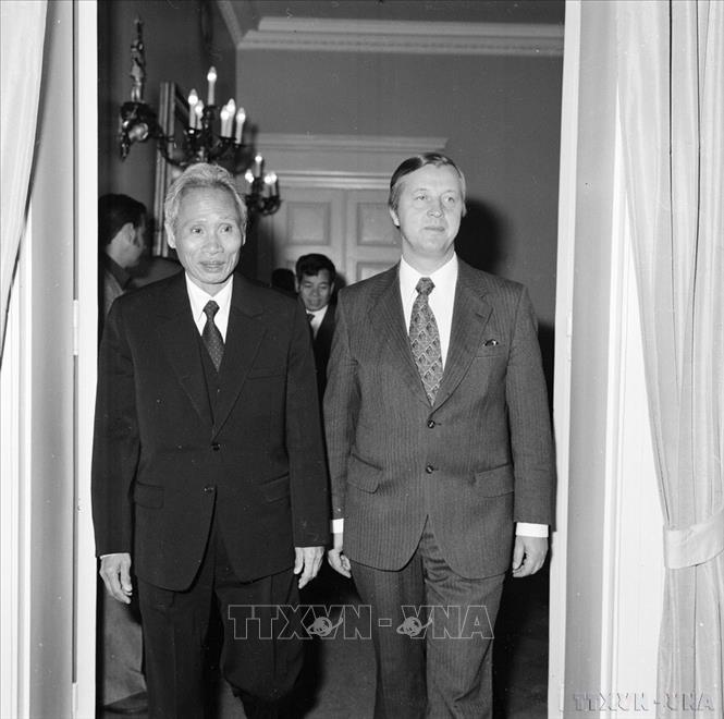 Thủ tướng Phần Lan Kalevi Sorsa chiêu đãi trọng thể Thủ tướng Phạm Văn Đồng trong chuyến thăm Phần Lan (30/5/1977). Ảnh: TTXVN