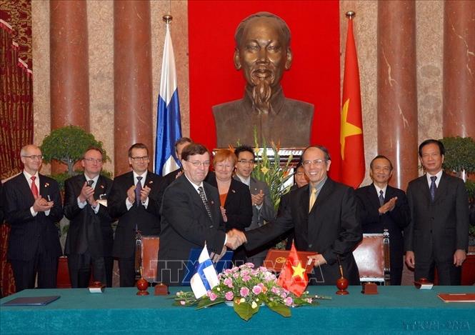 Chủ tịch nước Nguyễn Minh Triết và Tổng thống Phần Lan Tajra Haloen chứng kiến lễ ký biên bản ghi nhớ về Hiệp định vận chuyển hàng không giữa Việt Nam - Phần Lan (2008). Ảnh: Nhan Sáng – TTXVN
							