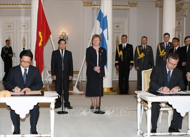 Tổng thống Cộng hoà Phần Lan Tarjia Halonen và Chủ tịch nước Nguyễn Minh Triết chứng kiến lễ ký thỏa thuận hợp tác giữa Phòng Thương mại và Công nghiệp Việt Nam và Phòng Thương mại Phần Lan. Ảnh: Nguyễn Khang – TTXVN