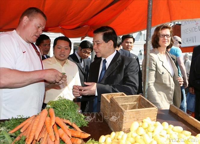 Chủ tịch nước Nguyễn Minh Triết thăm một sạp bán rau, hoa quả ở Trung tâm thành phố Helsinki, Phần Lan (2010).Ảnh: Nguyễn Khang – TTXVN