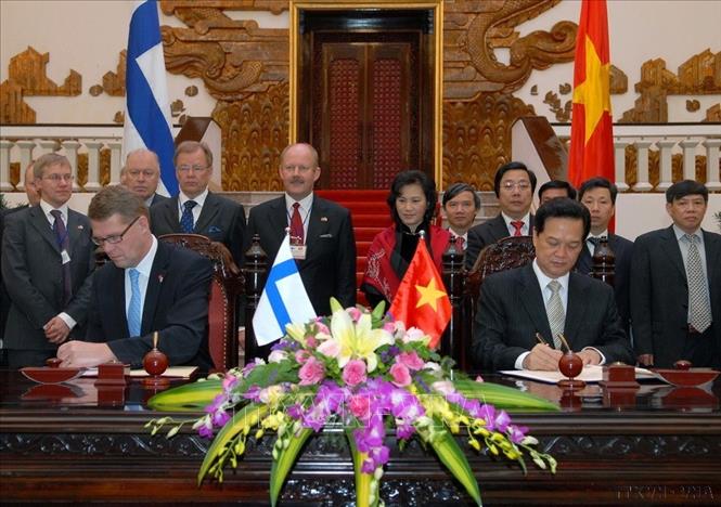 Thủ tướng Nguyễn Tấn Dũng và Thủ tướng Cộng hòa Phần Lan Matti Vanhanen ký Biên bản ghi nhớ về hợp tác trong lĩnh vực lao động và chính sách công nghiệp giữa hai nước (2009). Ảnh: Nhan Sáng - TTXVN
