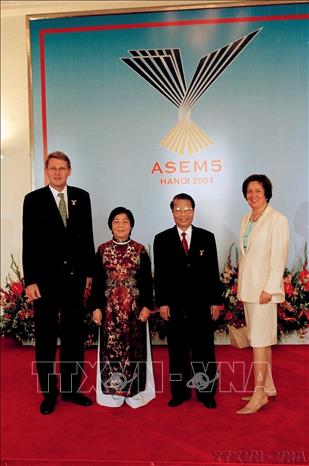 Chủ tịch nước Trần Đức Lương và phu nhân đón Thủ tướng Cộng hòa Phần Lan cùng phu nhân dự Lễ khai mạc Hội nghị cấp cao ASEAM - 5 được tổ chức tại Hà Nội (10/2004). Ảnh: Xuân Tuân - TTXVN