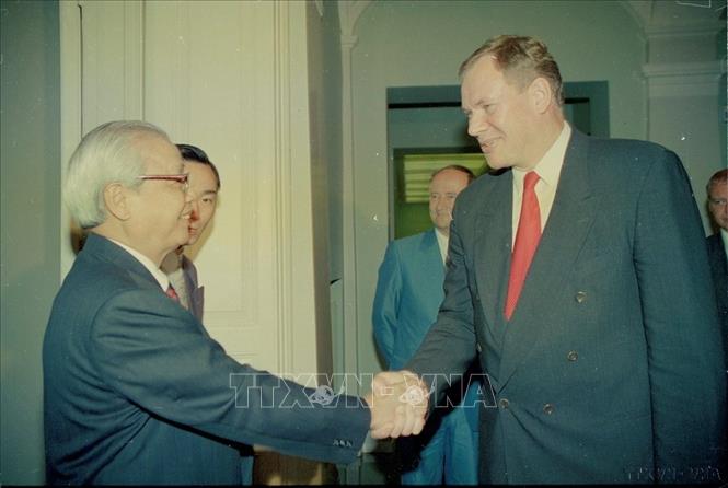 Thủ tướng Phần Lan Poevolip Pone đón Thủ tướng Võ Văn Kiệt trong chuyến thăm chính thức Phần Lan (1995). Ảnh: Minh Đạo - TTXVN