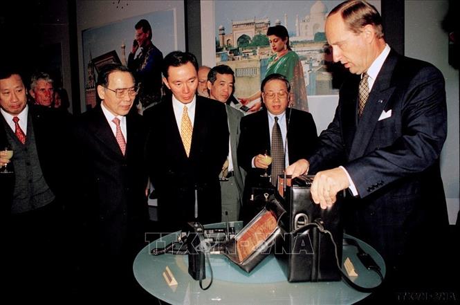 Thủ tướng Phan Văn Khải nghe giới thiệu một số thiết bị viễn thông do Tập đoàn Nokia sản xuất trong chuyến thăm chính thức Phần Lan (1999). Ảnh: Thế Thuần - TTXVN