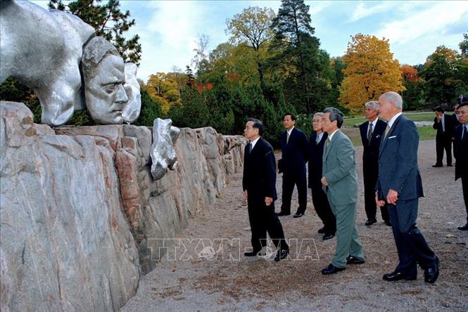 Thủ tướng Phan Văn Khải tham quan công viên Helsinki, Phần Lan (1999).  Ảnh: Thế Thuần - TTXVN