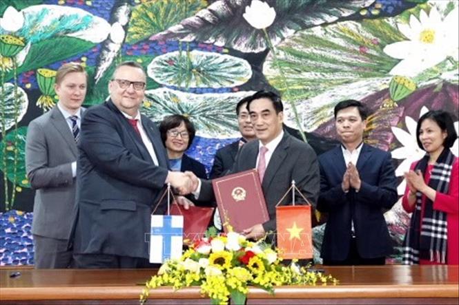 Thứ trưởng Bộ Tài Chính Trần Xuân Hà và Đại sứ Kari Kahiluoto ký kết Hiệp định khung giữa Chính phủ Phần Lan và Chính phủ Việt Nam. Ảnh: TTXVN phát