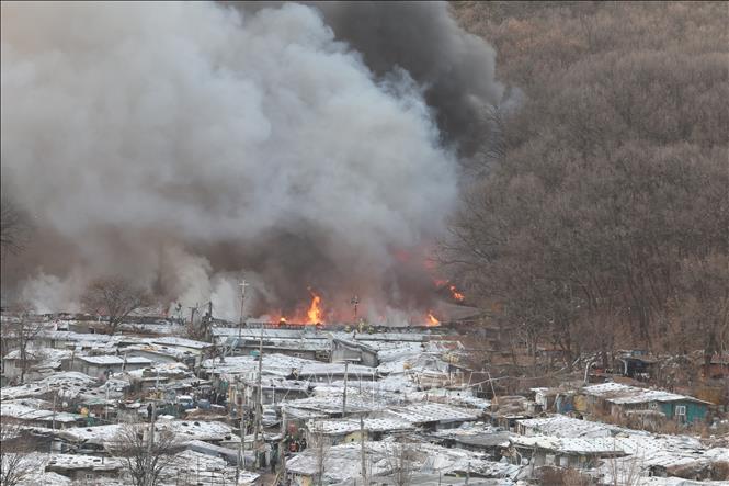Trong ảnh: Khói bốc lên từ hiện trường vụ hỏa hoạn ở làng Guryong, Seoul, Hàn Quốc, ngày 20/1/2023. Ảnh: Yonhap/ TTXVN
