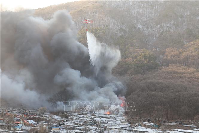 Trong ảnh: Hiện trường vụ hỏa hoạn ở làng Guryong, Seoul, Hàn Quốc, ngày 20/1/2023. Ảnh: Yonhap/ TTXVN