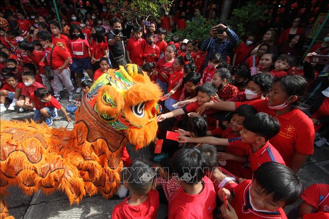 Múa sư tử đón Tết Nguyên đán tại Surakarta, Trung Java, Indonesia, ngày 19/1/2023. Ảnh: THX/ TTXVN