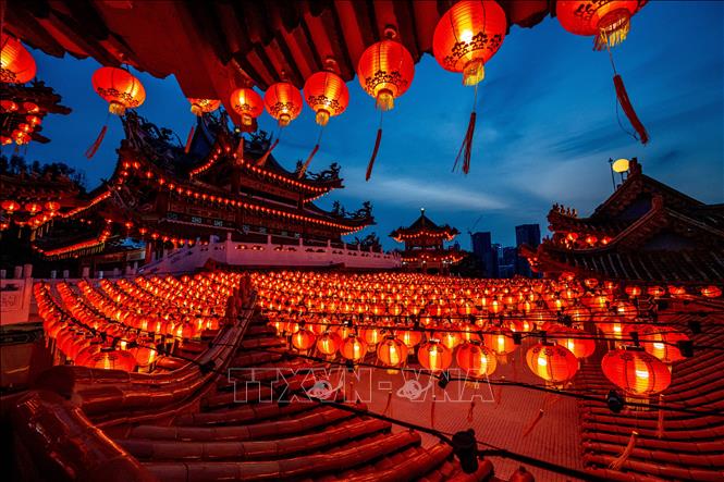 Treo đèn lồng đón Tết Nguyên đán tại một ngôi chùa ở Kuala Lumpur, Malaysia, ngày 13/1/2023. Ảnh: THX/ TTXVN