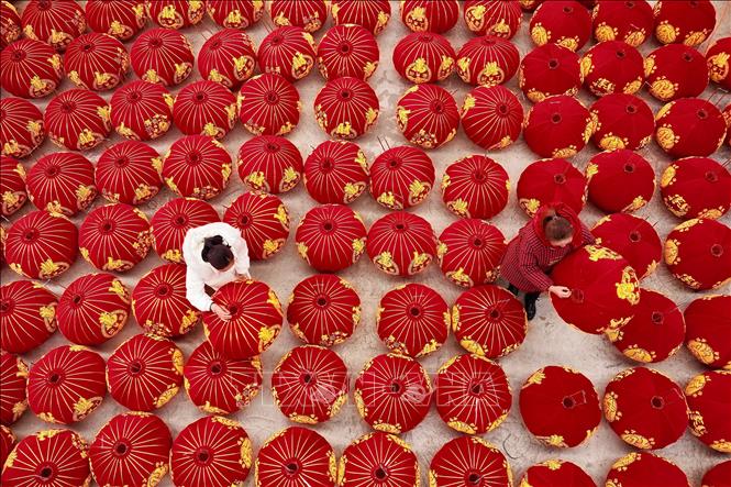 Đèn lồng đỏ trang trí trong Tết Nguyên đán tại tỉnh Quý Châu, Trung Quốc. Ảnh: AFP/ TTXVN