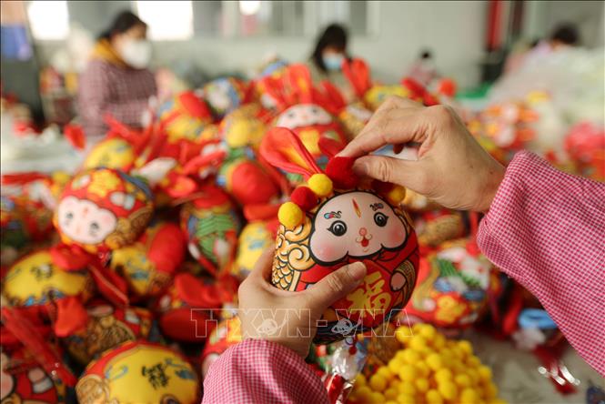 Sản xuất đồ trang trí đón Tết Nguyên đán tại tỉnh Sơn Đông, Trung Quốc, ngày 3/1/2023. Ảnh: THX/ TTXVN