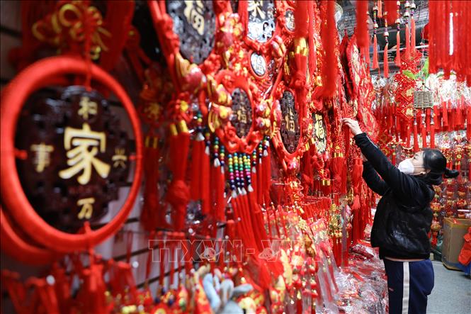 Người dân bày bán đồ trang trí đón Tết Nguyên đán tại tỉnh Liêu Ninh, Trung Quốc, ngày 11/1/2023. Ảnh: THX/ TTXVN