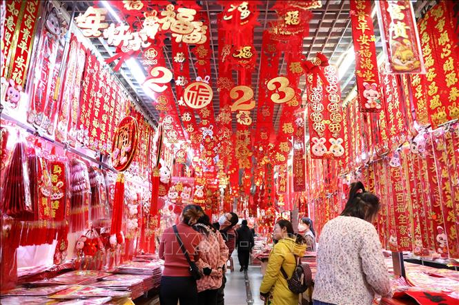Người dân chọn mua đồ trang trí đón Tết Nguyên đán tại tỉnh Liêu Ninh, Trung Quốc, ngày 11/1/2023. Ảnh: THX/ TTXVN