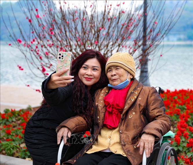 Khoảnh khắc ấm áp của ngày Xuân. Ảnh: Thanh Tùng - TTXVN