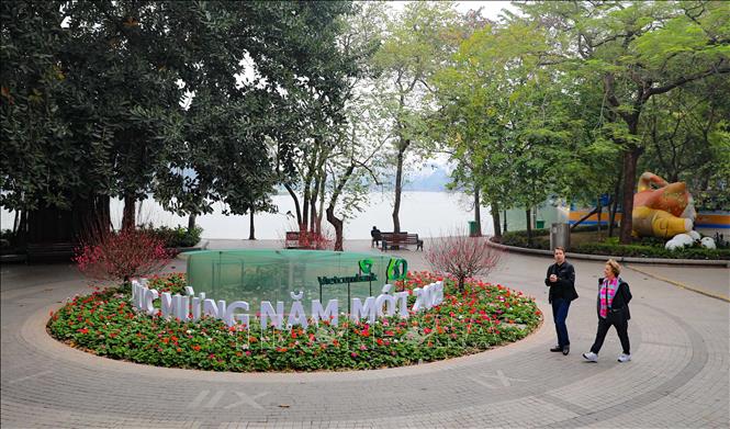 Một góc hồ Gươm được trang trí 