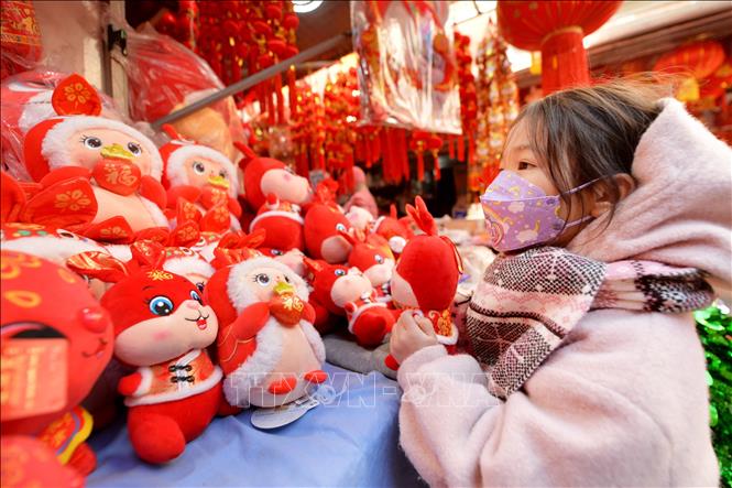 Người dân chọn mua đồ trang trí đón Tết Nguyên đán tại tỉnh Sơn Đông, Trung Quốc. Ảnh: AFP/ TTXVN