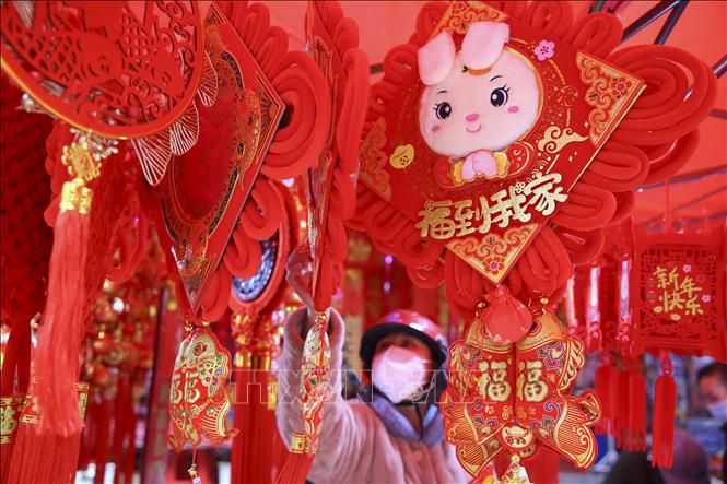 Người dân chọn mua đồ trang trí đón Tết Nguyên đán tại tỉnh Hồ Nam, Trung Quốc, ngày 16/1/2023. Ảnh: THX/ TTXVN