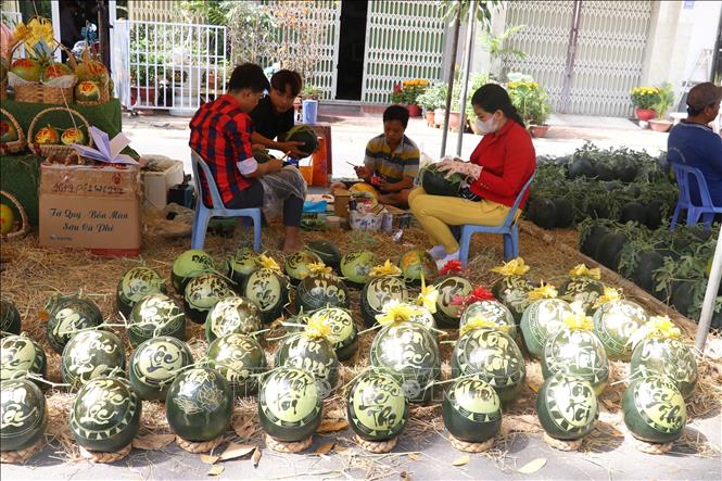 Dưa hấu khắc chữ tại chơ dưa xuân 2023 thành phố Cao Lãnh. Ảnh: Nguyễn Văn Trí-TTXVN
