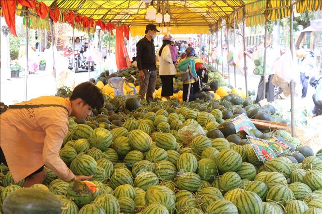Chợ dưa hấu xuân 2023 tại thành phố Cao Lãnh vắng người mua. Ảnh: Nguyễn Văn Trí-TTXVN