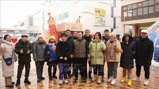 Trong ảnh: Tình hình kinh tế khó khăn, người Việt ở chợ Sadovod vẫn đoàn kết, hy vọng vào một tương lai tốt đẹp hơn. Ảnh: Duy Trinh– TTXVN.