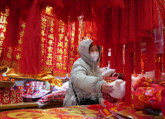 Người dân chọn mua đồ trang trí đón Tết Nguyên đán tại Thượng Hải, Trung Quốc. Ảnh: THX/ TTXVN