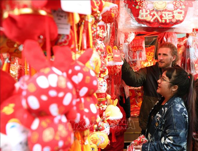 Người dân chọn mua đồ trang trí đón Tết Nguyên đán tại San Francisco, Mỹ, ngày 15/1/2023. Ảnh: THX/ TTXVN