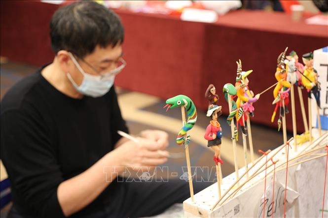 Nghệ nhân làm tò he tại hội chợ Tết Nguyên đán ở New York, Mỹ, ngày 15/1/2023. Ảnh: THX/ TTXVN