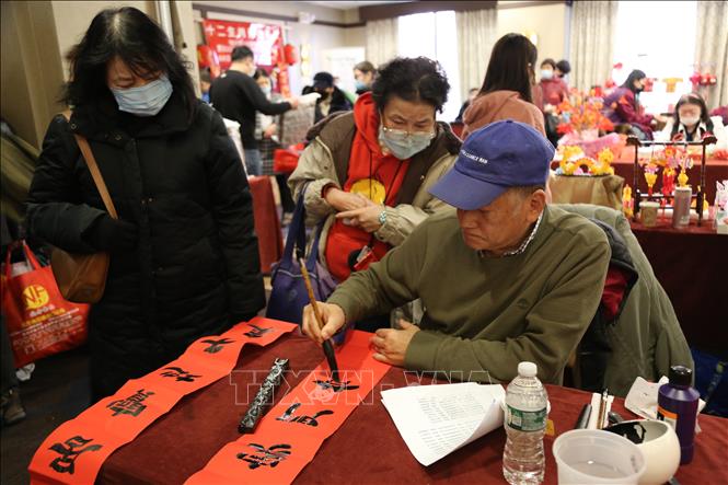Viết câu đối đón Tết Nguyên đán tại hội chợ văn hóa nghệ thuật dân gian ở New York, Mỹ, ngày 15/1/2023. Ảnh: THX/ TTXVN