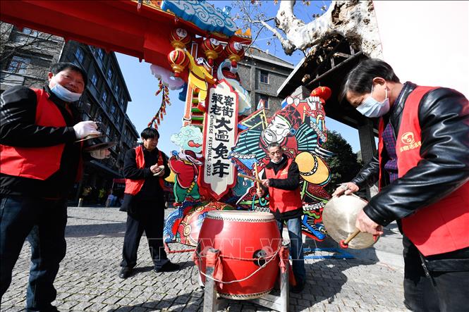 Nhạc công chơi nhạc cụ truyền thống đón Tết Nguyên đán tại Hàng Châu, tỉnh Chiết Giang, Trung Quốc. Ảnh: THX/ TTXVN