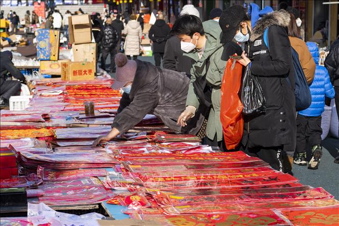 Người dân chọn mua câu đối đón Tết Nguyên đán tại tỉnh Hắc Long Giang, Trung Quốc. Ảnh: THX/ TTXVN