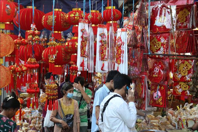 Người dân chọn mua đồ trang trí đón Tết Nguyên đán tại Yangon, Myanmar. Ảnh: THX/ TTXVN