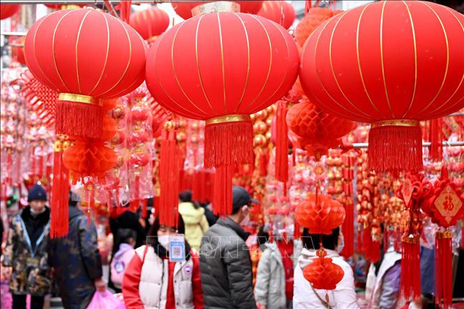 Đồ trang trí đón Tết Nguyên đán được bày bán tại tỉnh An Huy, Trung Quốc. Ảnh: THX/ TTXVN