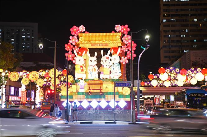 Trang trí đèn lồng đón Tết Nguyên đán tại Singapore. Ảnh: THX/ TTXVN