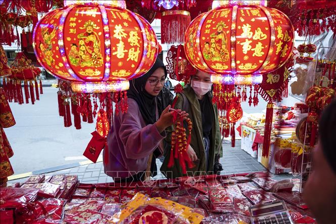Người dân mua đồ trang trí đón Tết Nguyên đán tại Jakarta, Indonesia. Ảnh: THX/ TTXVN