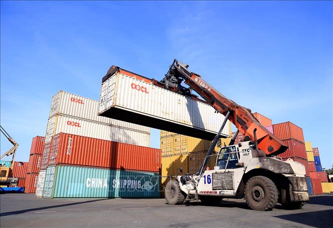 Trong ảnh: Xếp dỡ container tại Cảng Phước Long ICD. Ảnh: Hồng Đạt - TTXVN
