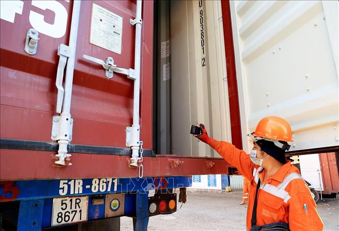 Trong ảnh: Cán bộ kỹ thuật thực hiện quy trình kiểm container (kiểm tra chất lượng container).Ảnh: Hồng Đạt - TTXVN
