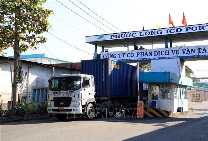 Trong ảnh: Xe chở container vào Cảng Phước Long ICD.Ảnh: Hồng Đạt - TTXVN
