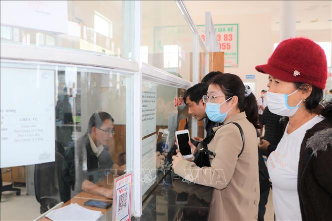 Trong ảnh : Người dân mua vé tàu siêu tốc về đảo Lý Sơn. Ảnh: Đinh Hương – TTXVN tại Quảng Ngãi
