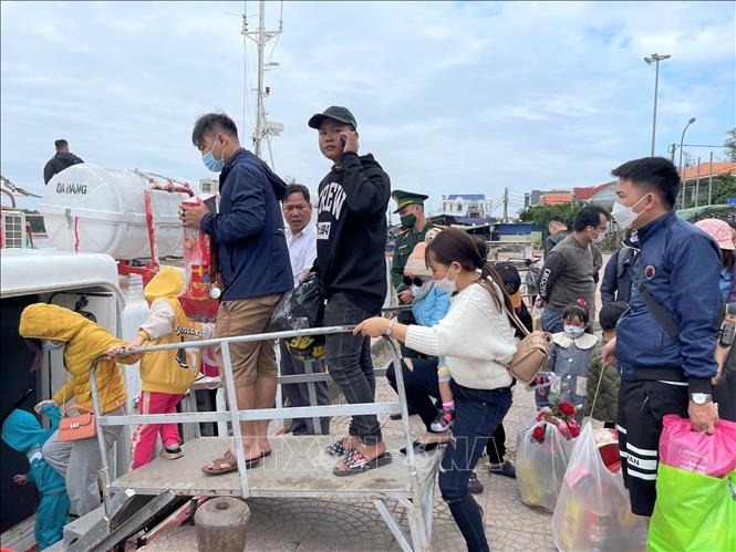 Trong ảnh: Hành khách lên tàu về đảo Lý Sơn đón Tết. Ảnh: Đinh Hương – TTXVN tại Quảng Ngãi
